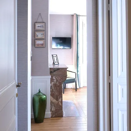 Nocleg ze śniadaniem Chateau De & 4*