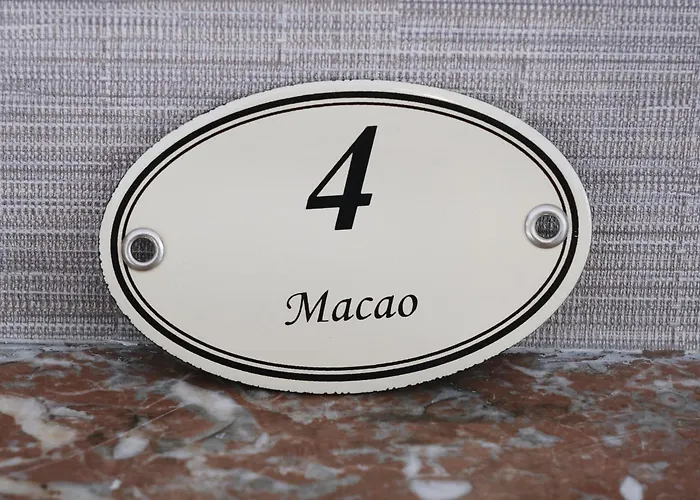 Chateau De & Bed & Breakfast 4*